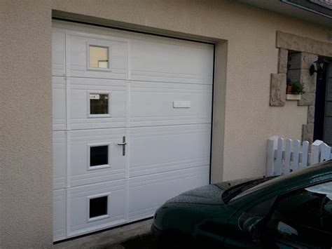 porte de garage avec portillon et hublot|Porte de garage sectionnelle lisse Portillon intégré avec hublots .